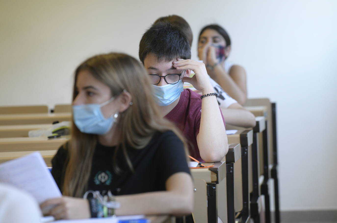 Fotos: Comienza para 11.000 estudiantes de Castilla y León la EBAU más atípica