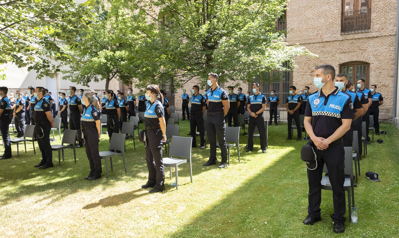 Óscar Puente elogió la profesionalidad de la Policía durante la pandemia e incidió en que la nueva promoción cubrirá las bajas de jubilación, «lo que favorece que no se resienta la calidad del servicio» y contribuirá a «rebajar notablemente la edad media de la plantilla»