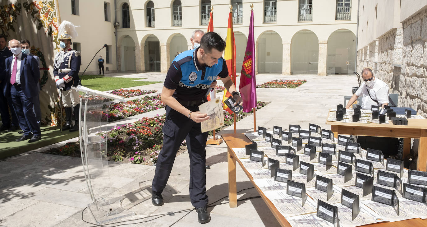 Óscar Puente elogió la profesionalidad de la Policía durante la pandemia e incidió en que la nueva promoción cubrirá las bajas de jubilación, «lo que favorece que no se resienta la calidad del servicio» y contribuirá a «rebajar notablemente la edad media de la plantilla»
