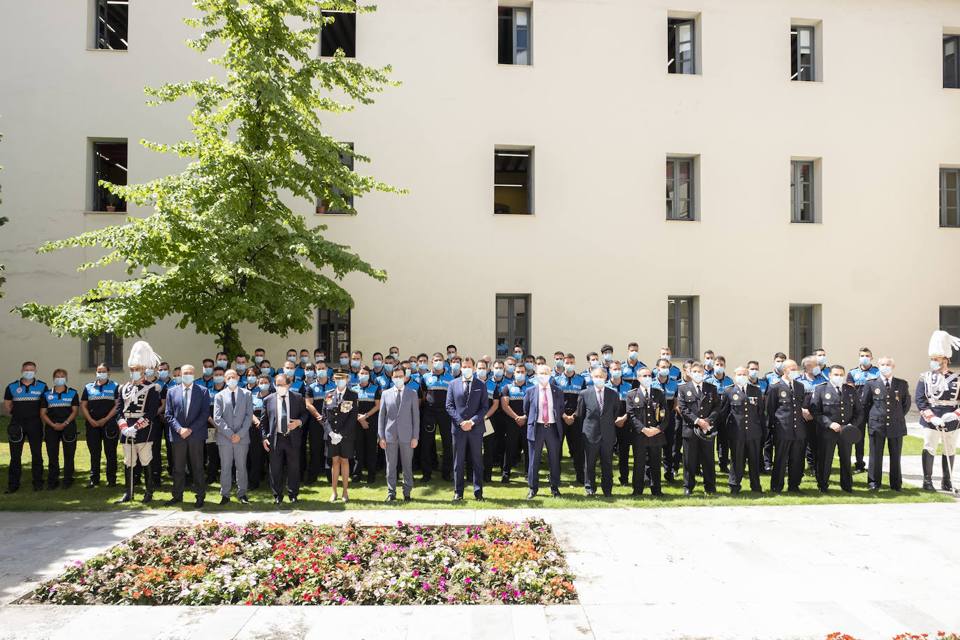 Óscar Puente elogió la profesionalidad de la Policía durante la pandemia e incidió en que la nueva promoción cubrirá las bajas de jubilación, «lo que favorece que no se resienta la calidad del servicio» y contribuirá a «rebajar notablemente la edad media de la plantilla»