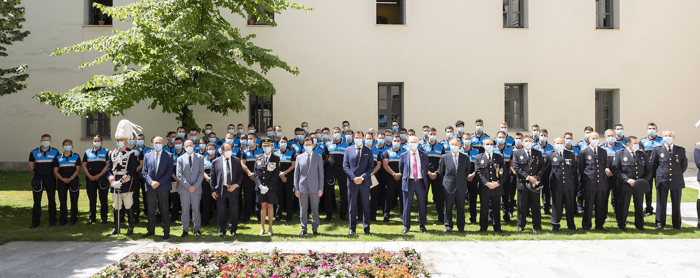 Óscar Puente elogió la profesionalidad de la Policía durante la pandemia e incidió en que la nueva promoción cubrirá las bajas de jubilación, «lo que favorece que no se resienta la calidad del servicio» y contribuirá a «rebajar notablemente la edad media de la plantilla»