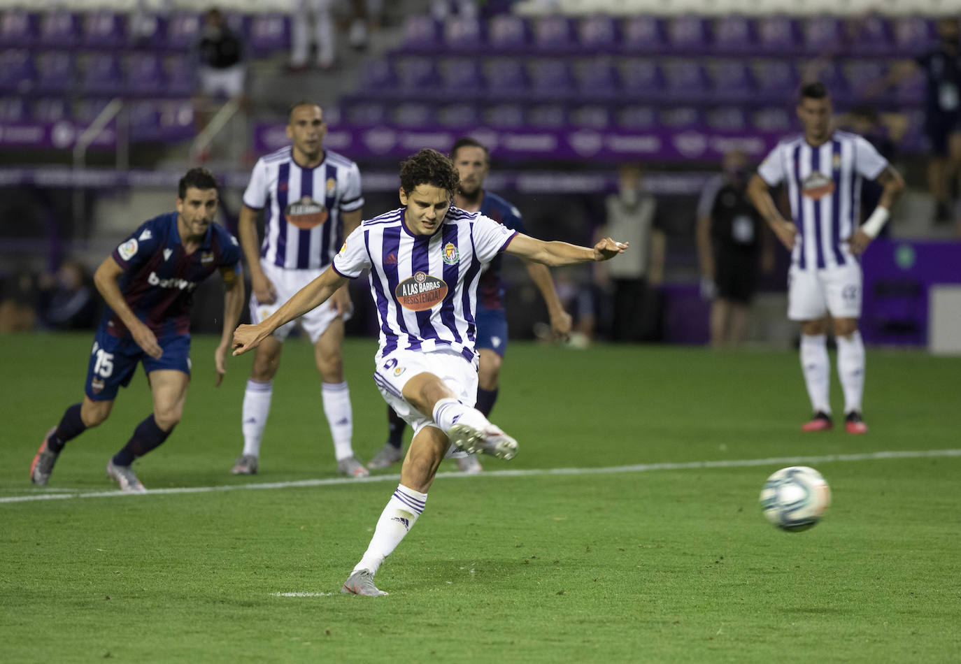 Ünal tuvo la permanencia después de un buena segunda parte, pero completó su mal partido con un error desde los 11 metros