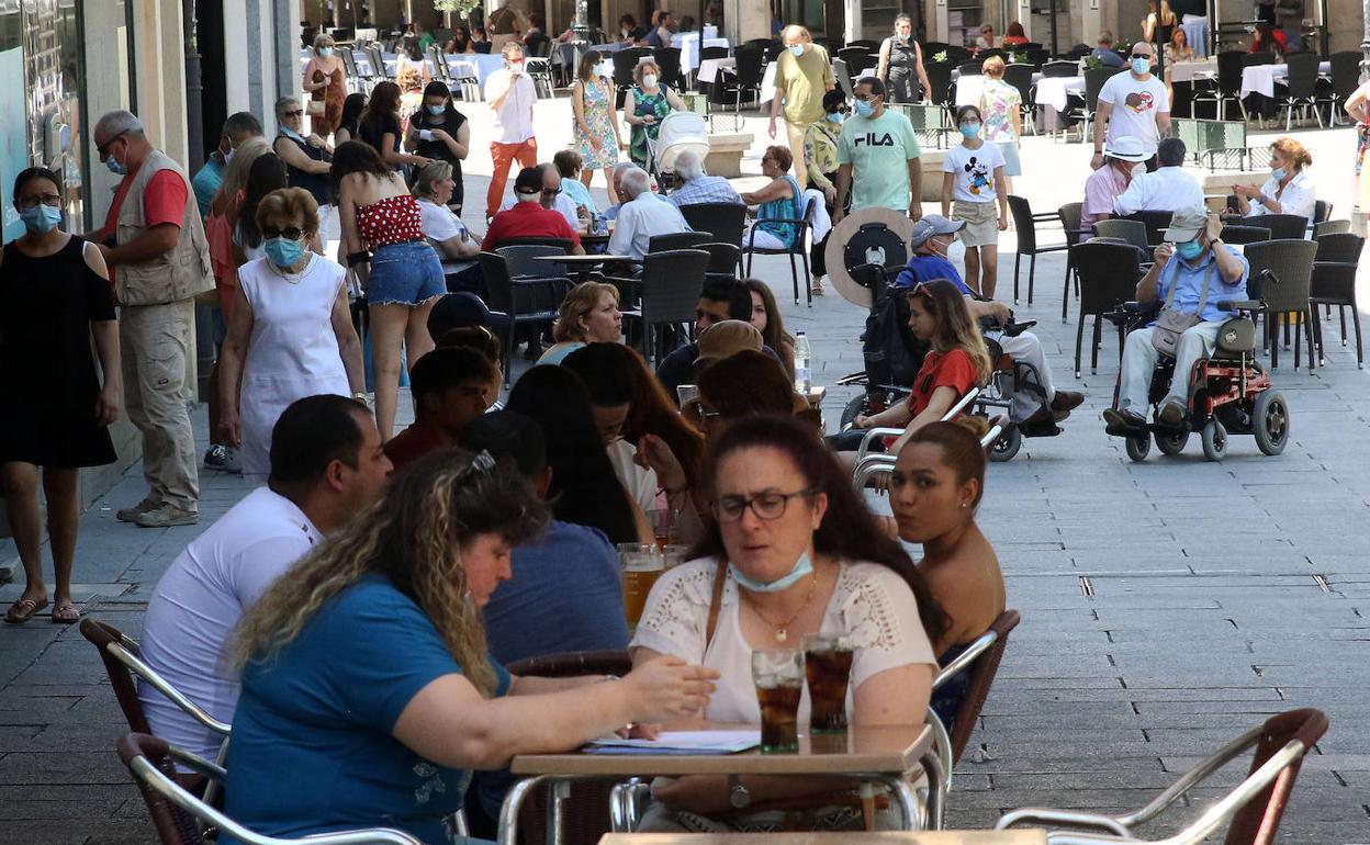 Varios grupos de personas en algunas de las terrazas situadas en la avenida del Acueducto. 