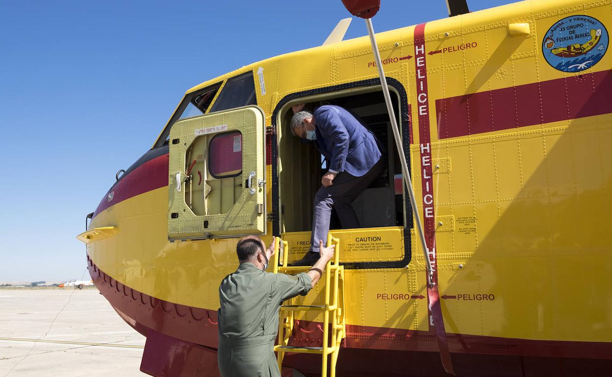 Javier Izquierda desciende de un avión contraincendios en Matacán. 