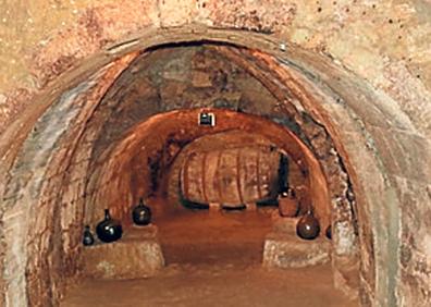 Imagen secundaria 1 - Arriba, arco de San Martín, una de las puertas de la muralla que tuvo la localidad; abajo izquierda, corredores subterráneos de Astudillo y a la derecha, interior de la iglesia de Palacios del Alcor.