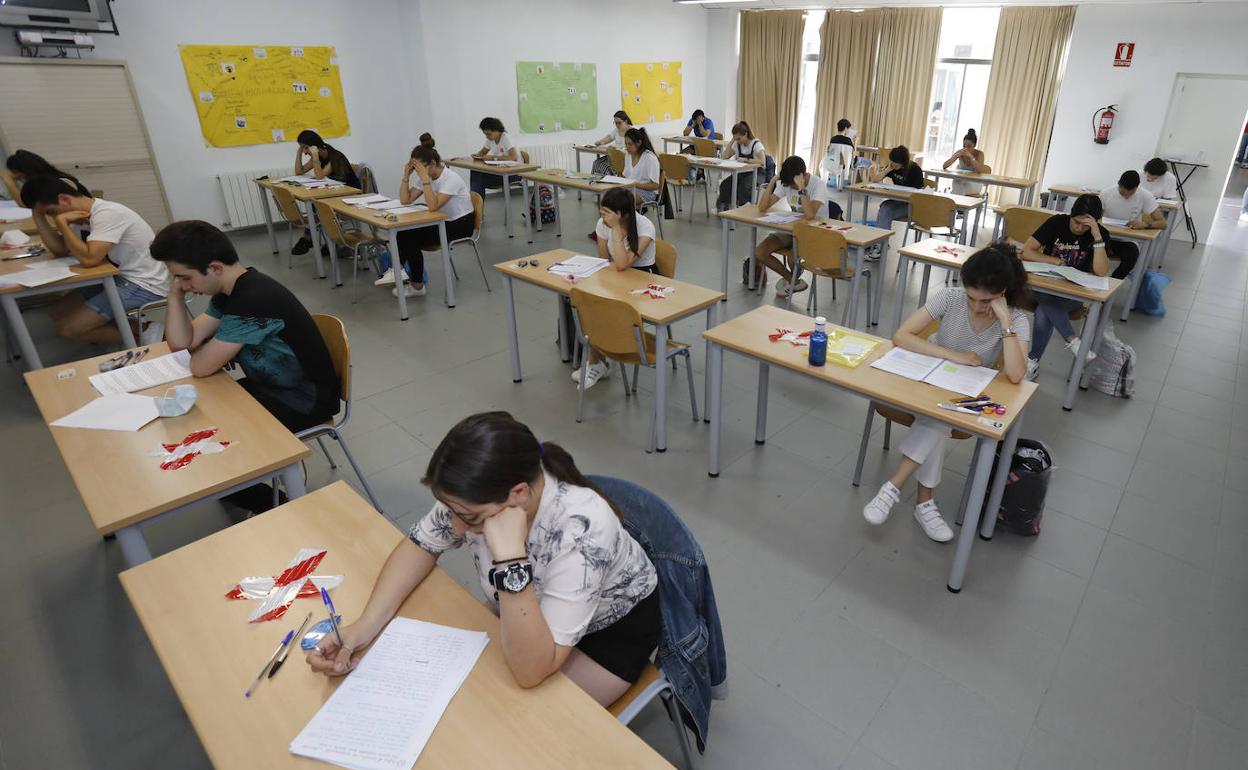 Alumnos en La Yutera antes de iniciar el examen de Historia de España.