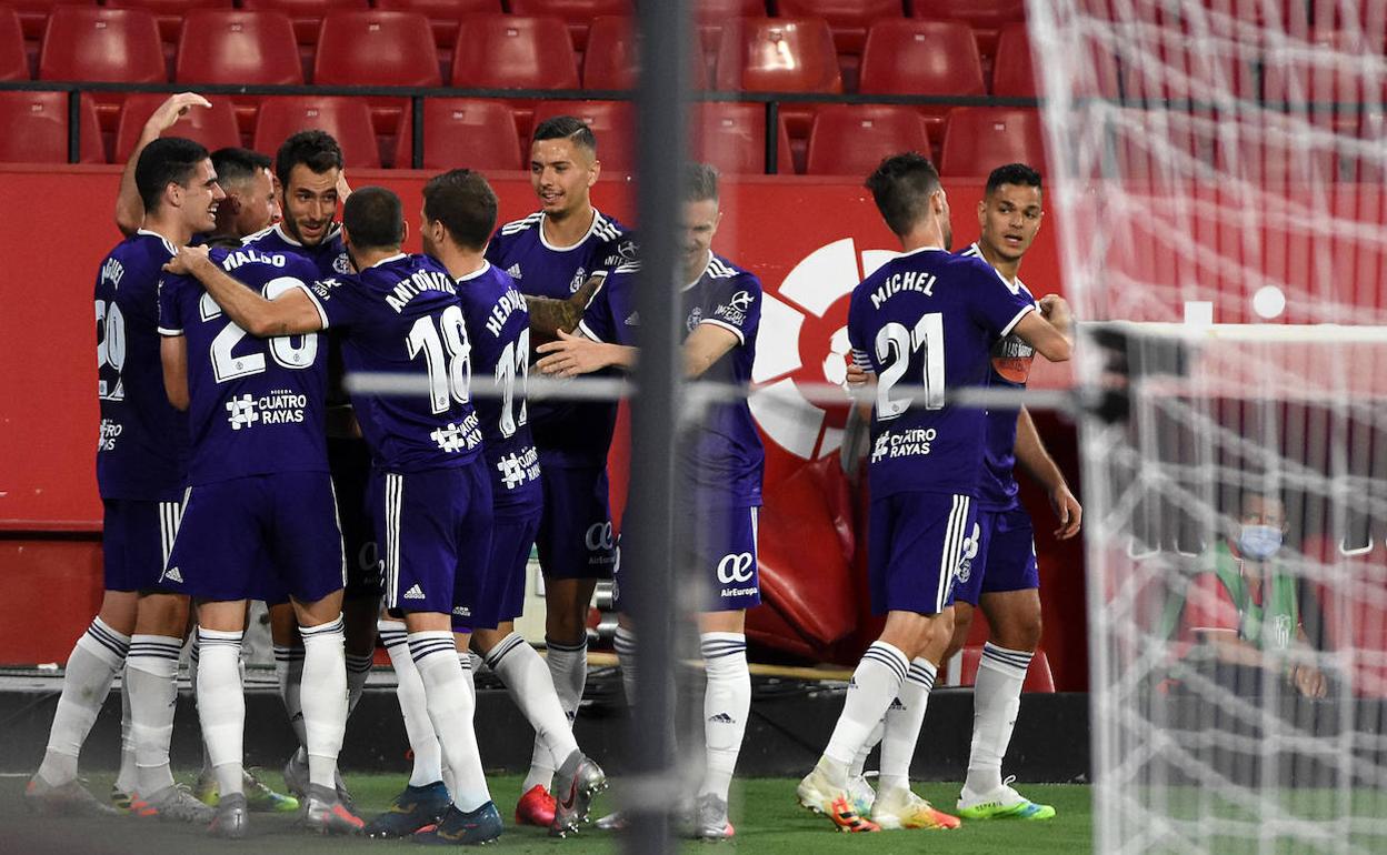 Los jugadores del Real Valladolid celebran el tanto de Olivas en el Sánchez Pizjuán el pasado viernes. 