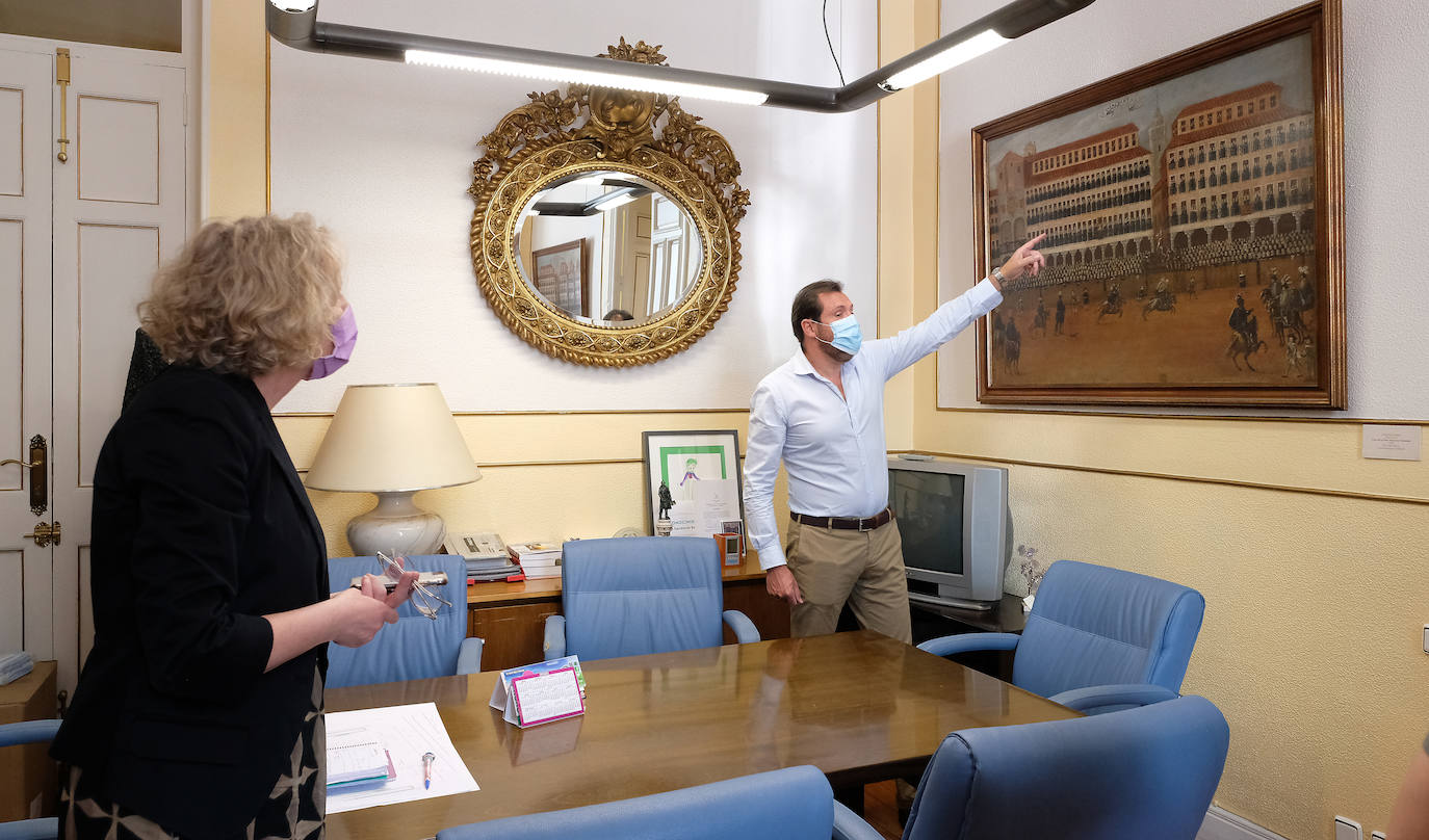 Sile Maguire, que firmó en el Libro de Honor del Ayuntamiento, observó los muros encontrados hasta el momento y recibió las explicaciones de los arqueólogos responsables sobre los avances de las investigaciones