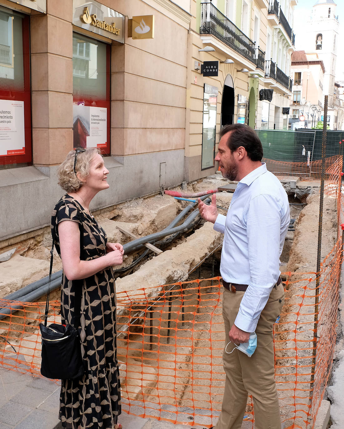 Sile Maguire, que firmó en el Libro de Honor del Ayuntamiento, observó los muros encontrados hasta el momento y recibió las explicaciones de los arqueólogos responsables sobre los avances de las investigaciones