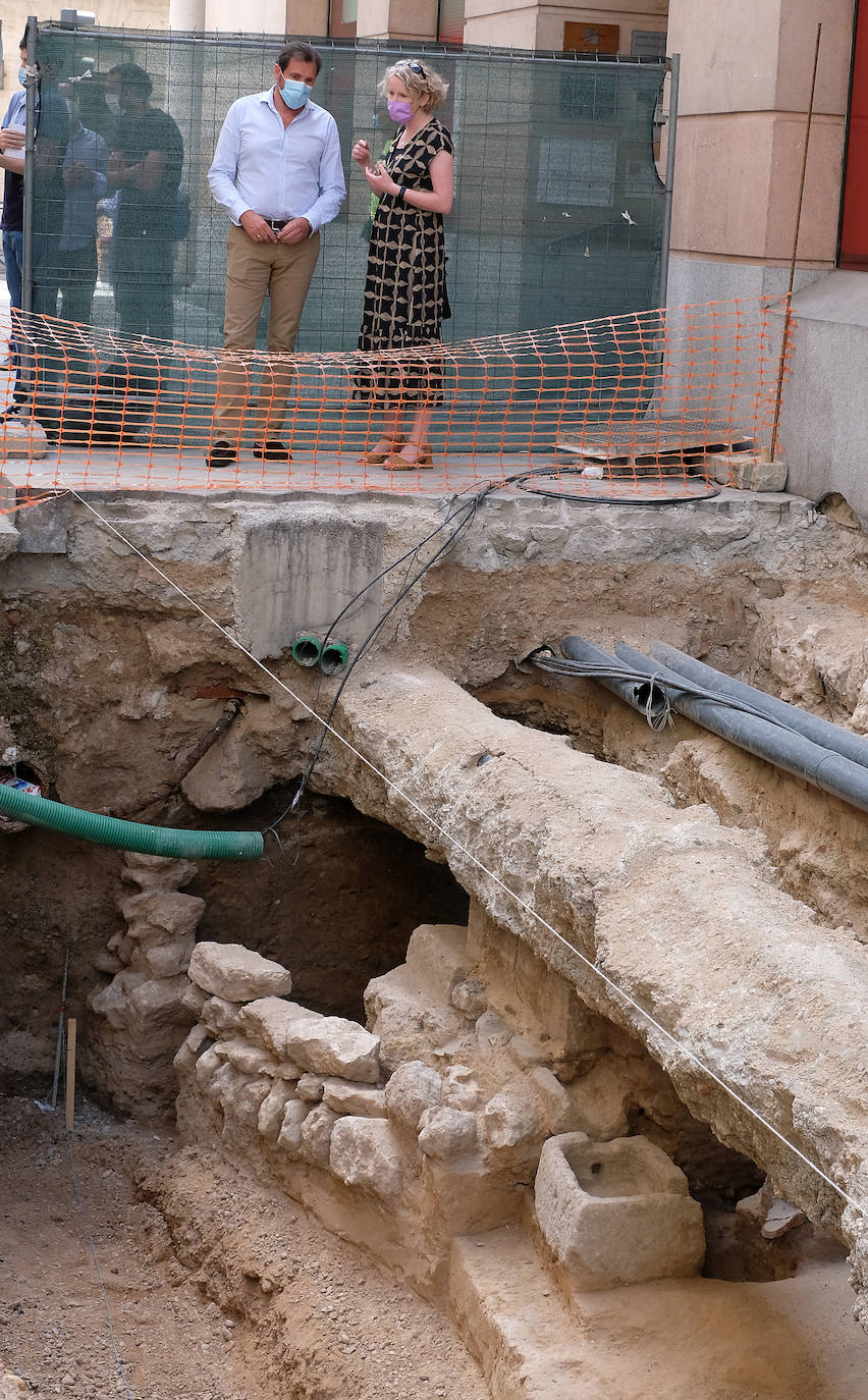 Sile Maguire, que firmó en el Libro de Honor del Ayuntamiento, observó los muros encontrados hasta el momento y recibió las explicaciones de los arqueólogos responsables sobre los avances de las investigaciones