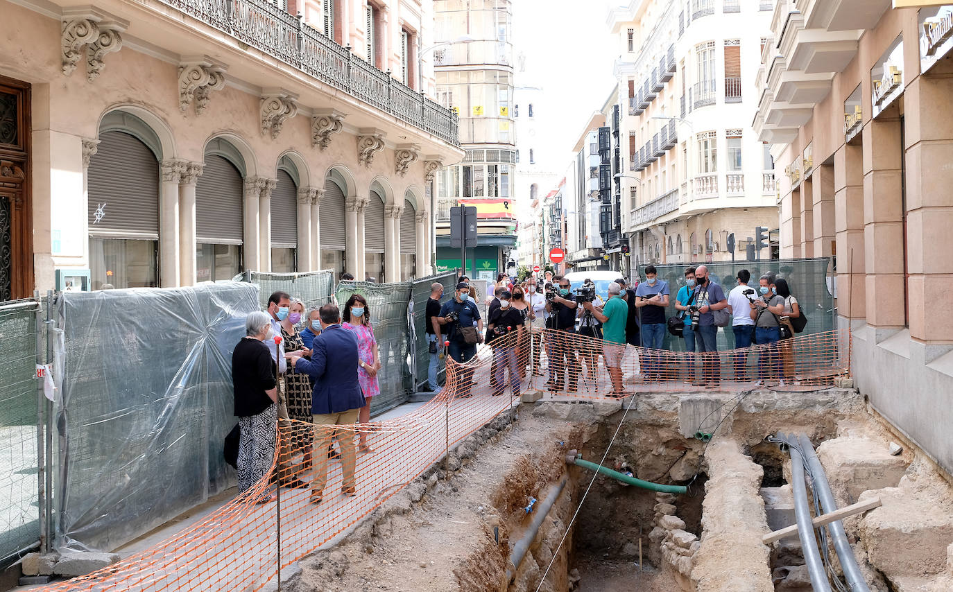 Sile Maguire, que firmó en el Libro de Honor del Ayuntamiento, observó los muros encontrados hasta el momento y recibió las explicaciones de los arqueólogos responsables sobre los avances de las investigaciones