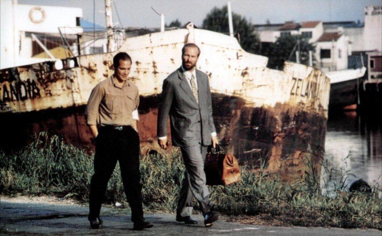 Fotograma de 'La peste', dirigida por Luis Puenzo y basada en el libro de Albert Camus. Jean Marc Barr y William Hurt.