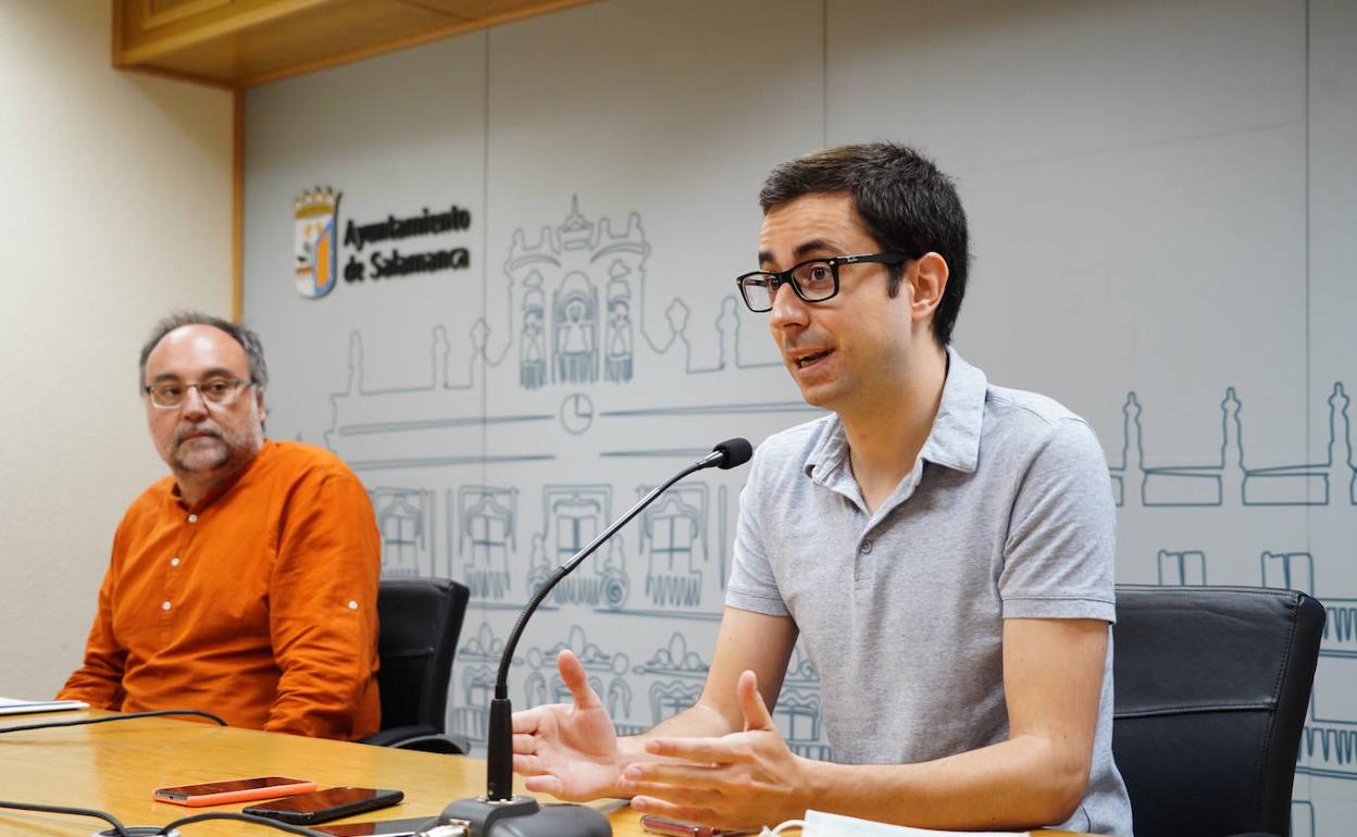 Los concejales Juan José García Melián y José Luis Mateos comparecen ante los periodistas. 