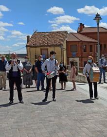 Imagen secundaria 2 - Procesión, bailes y plaza de Castronuevo cercada para las actuaciones. 