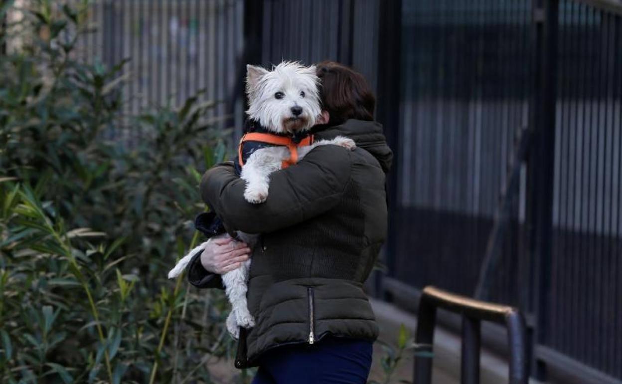 Una mujer con su mascota. 