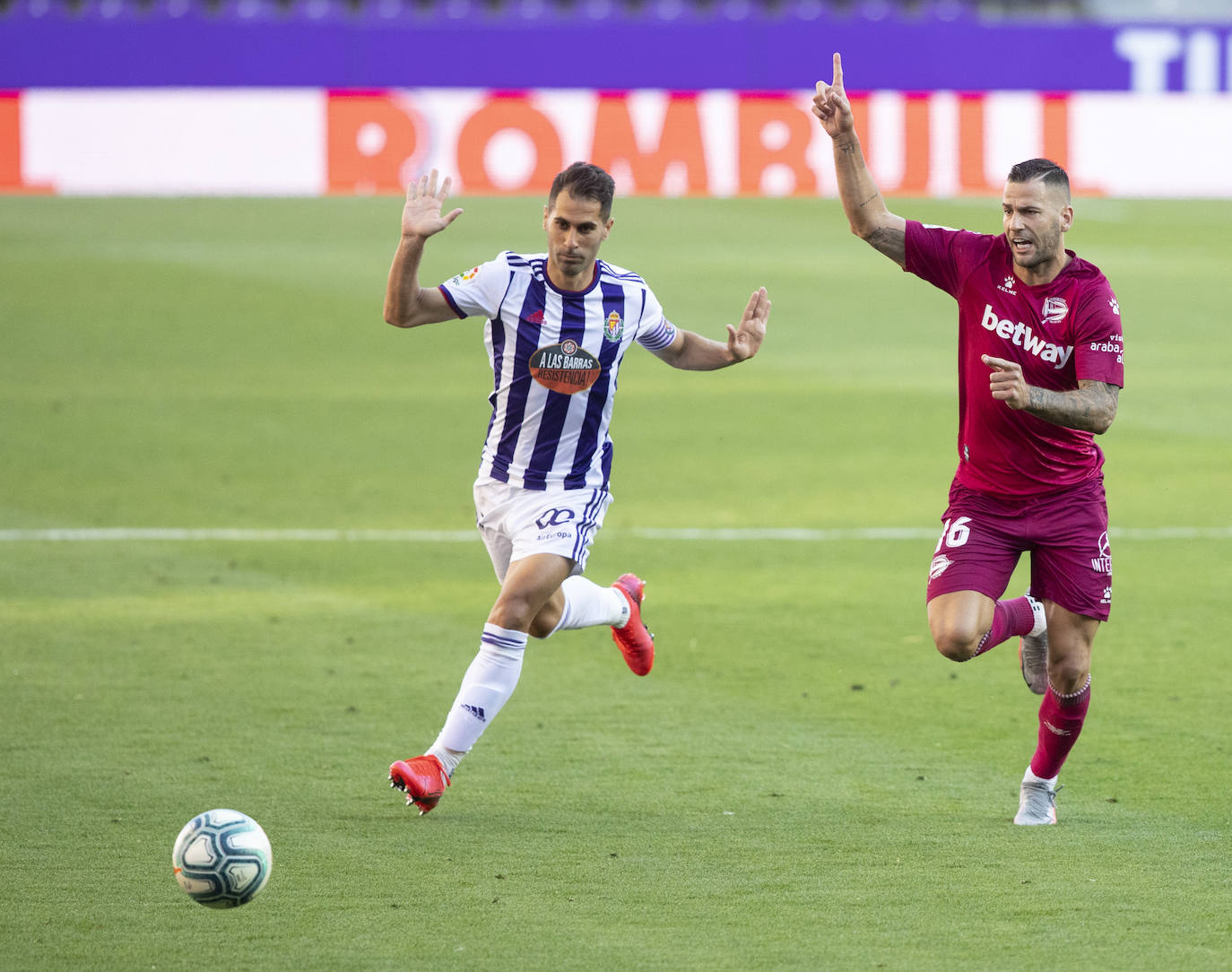 Un gol de Joaquín en los minutos finales deja al Real Valladolid, virtualmente, en Primera