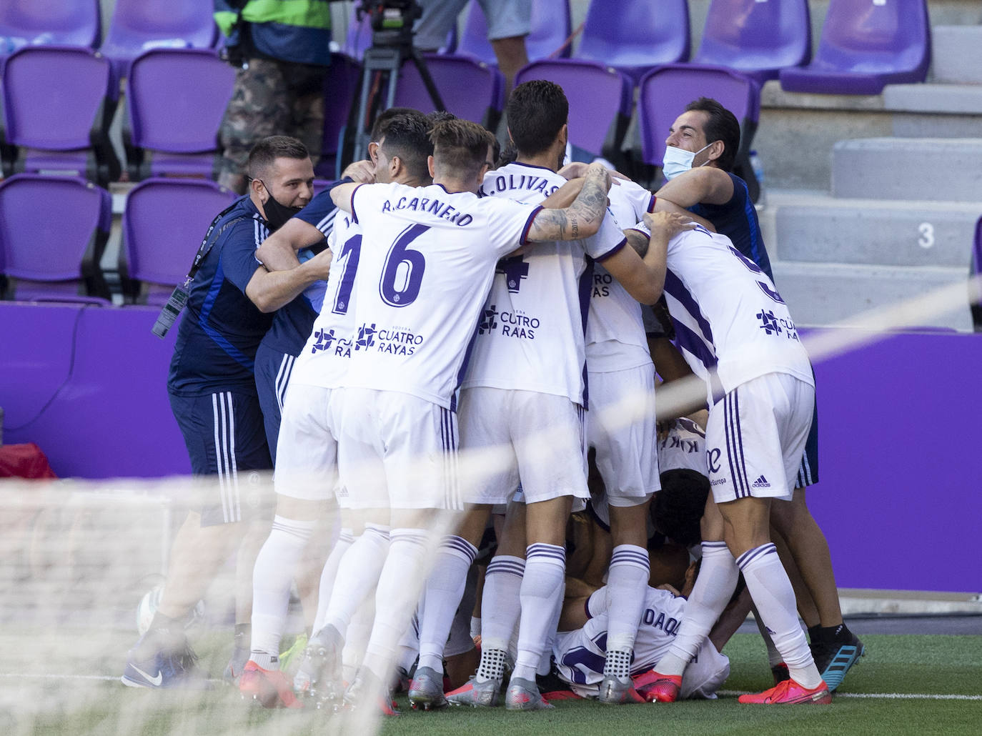 Un gol de Joaquín en los minutos finales deja al Real Valladolid, virtualmente, en Primera