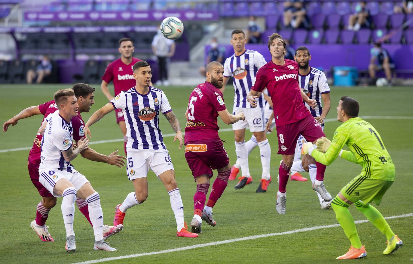 Un gol de Joaquín en los minutos finales deja al Real Valladolid, virtualmente, en Primera