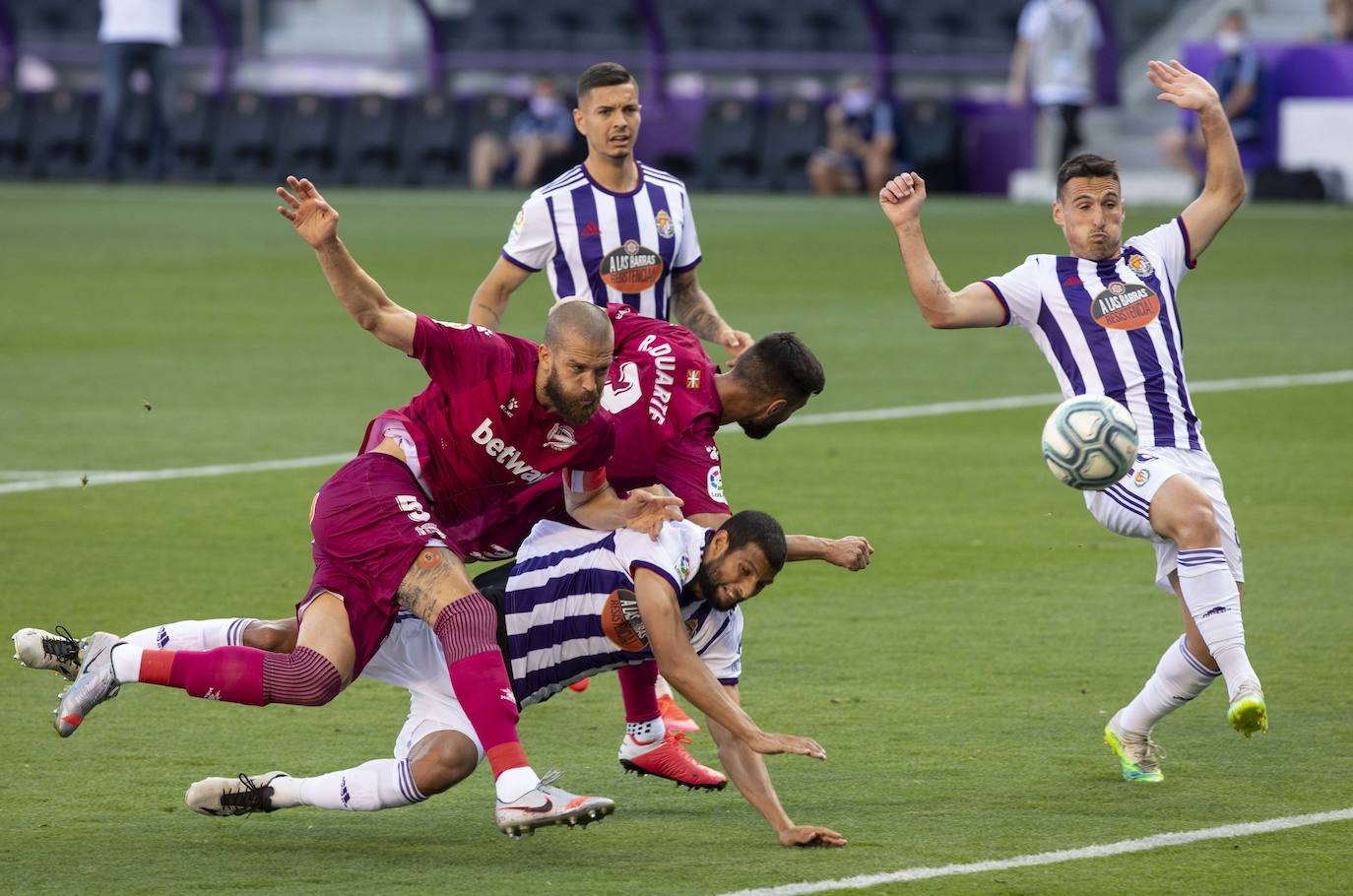 Un gol de Joaquín en los minutos finales deja al Real Valladolid, virtualmente, en Primera