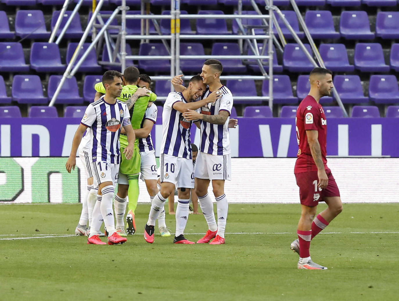 Un gol de Joaquín en los minutos finales deja al Real Valladolid, virtualmente, en Primera