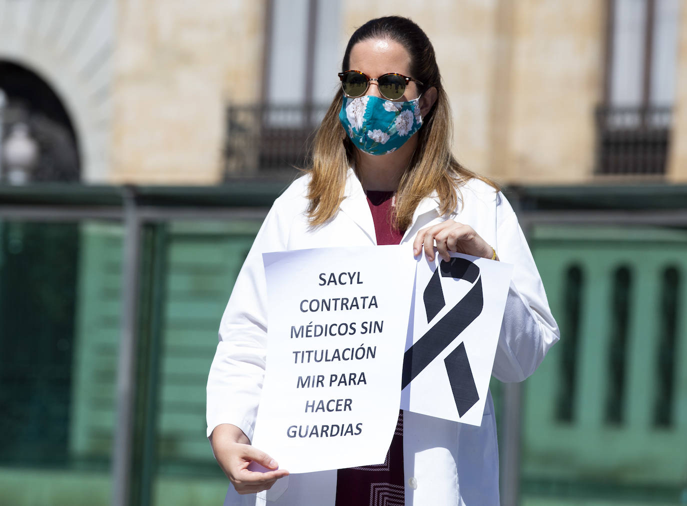 Una veintena de sanitarios responden a la convocatoria nacional de la asociación Médicos Unidos por sus Derechos