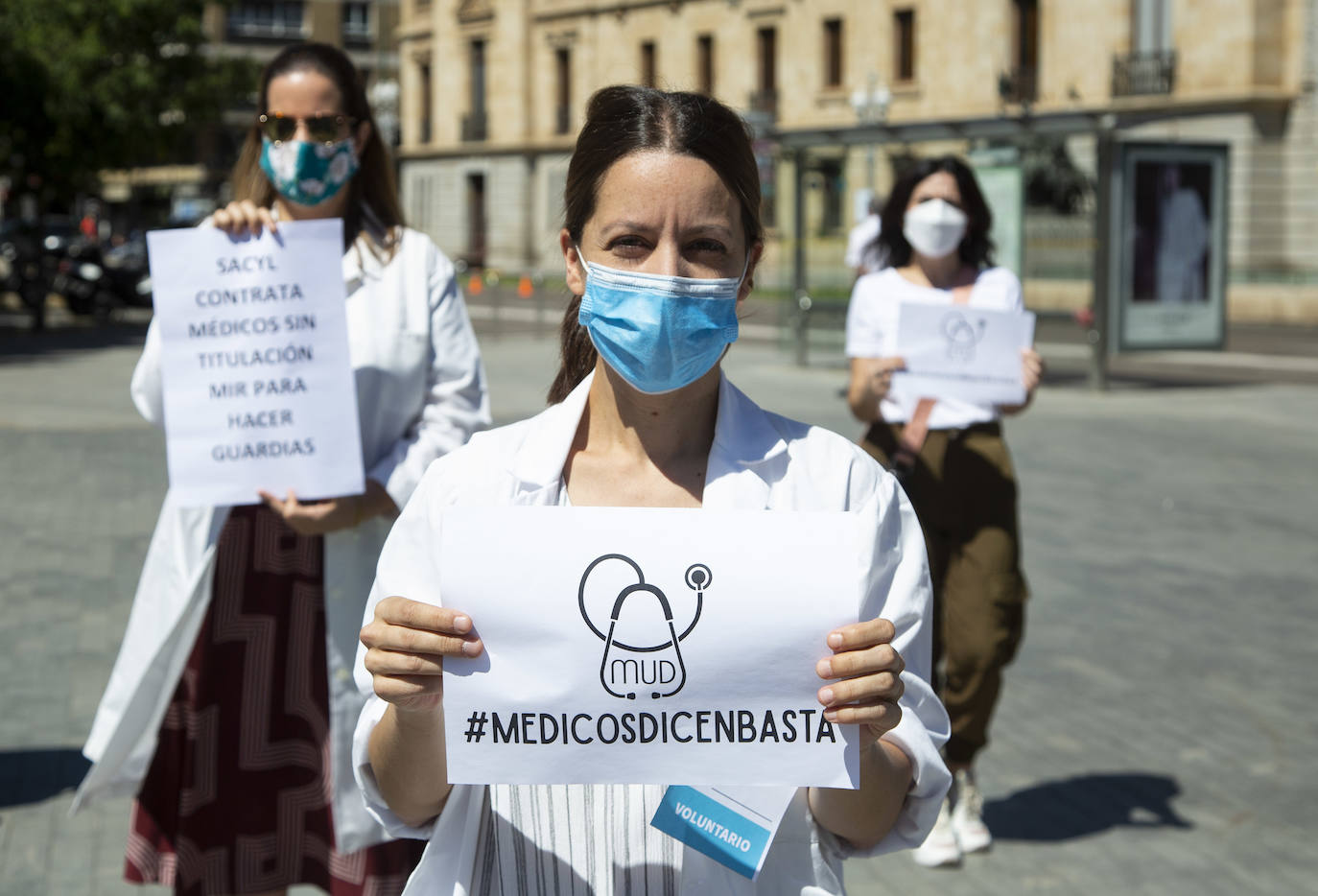 Una veintena de sanitarios responden a la convocatoria nacional de la asociación Médicos Unidos por sus Derechos