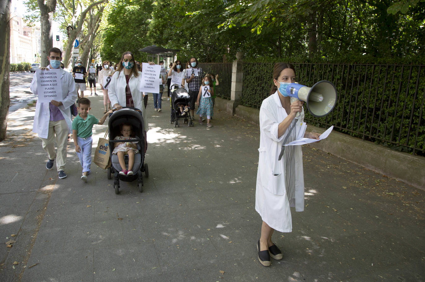 Una veintena de sanitarios responden a la convocatoria nacional de la asociación Médicos Unidos por sus Derechos