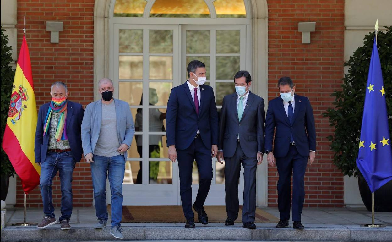 Pedro Sánchez (c) junto a los presidentes de CEOE, Antonio Garamendi (2d) y la Cepyme, Gerardo Cuerva (d) y los secretarios generales de UGT, Pepe Álvarez (i) y CCOO,
