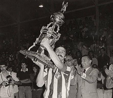 Juan Docal, en la imagen levantando un trofeo 'Ciudad de Valladolid', ató en corto a Valdano en su primera visita al viejo Zorrilla» 