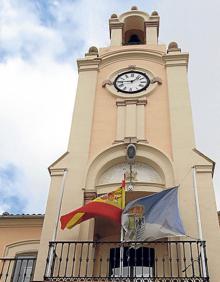 Imagen secundaria 2 - Ermita del Santo Cristo de la Peña y la torre del Ayuntamiento y reloj. .