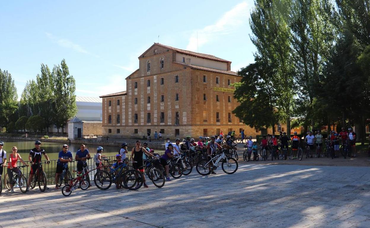 Los participantes en la dársena del Canal de Castilla al inicio de la marcha.