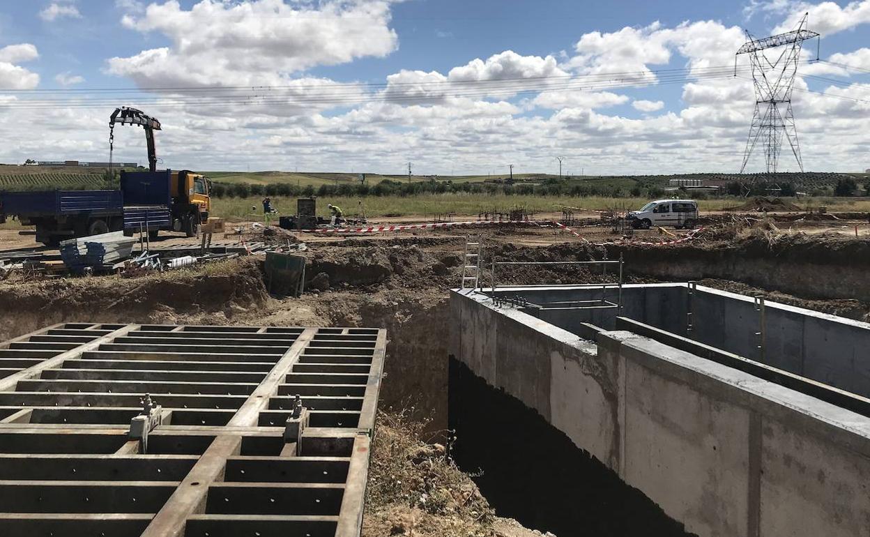 Maquinaria pesada y operarios en las obras de construcción de una nueva bodega del grupo J. Fernando Family Wines en Rueda.