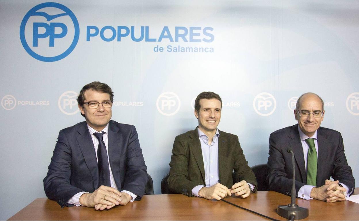 Mañueco, Pablo Casado e Iglesias, en la sede del PP de Salamanca, provincia en la que un juzgado investiga una presunta financiación irregular del partido en las primarias de 2017.