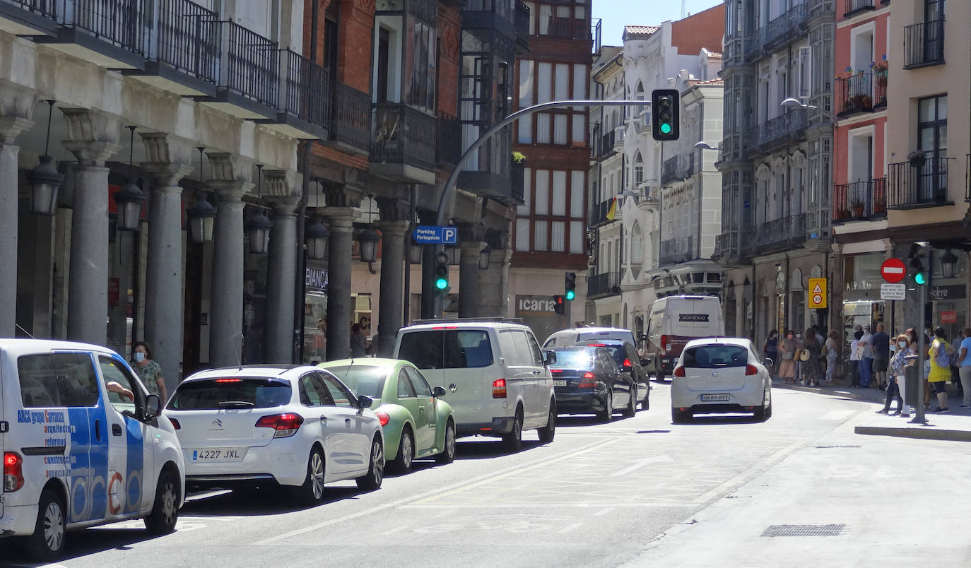 Fotos: Atascos y obras por la puesta en marcha del carril VA-10 exclusivo para autobuses y taxis en el centro de Valladolid