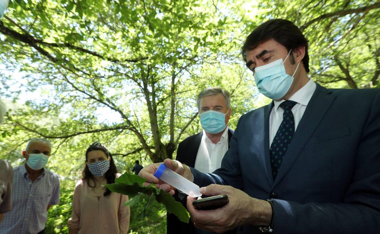 Suárez-Quiñones, durante la visita de este lunes a la localidad de Balboa. 