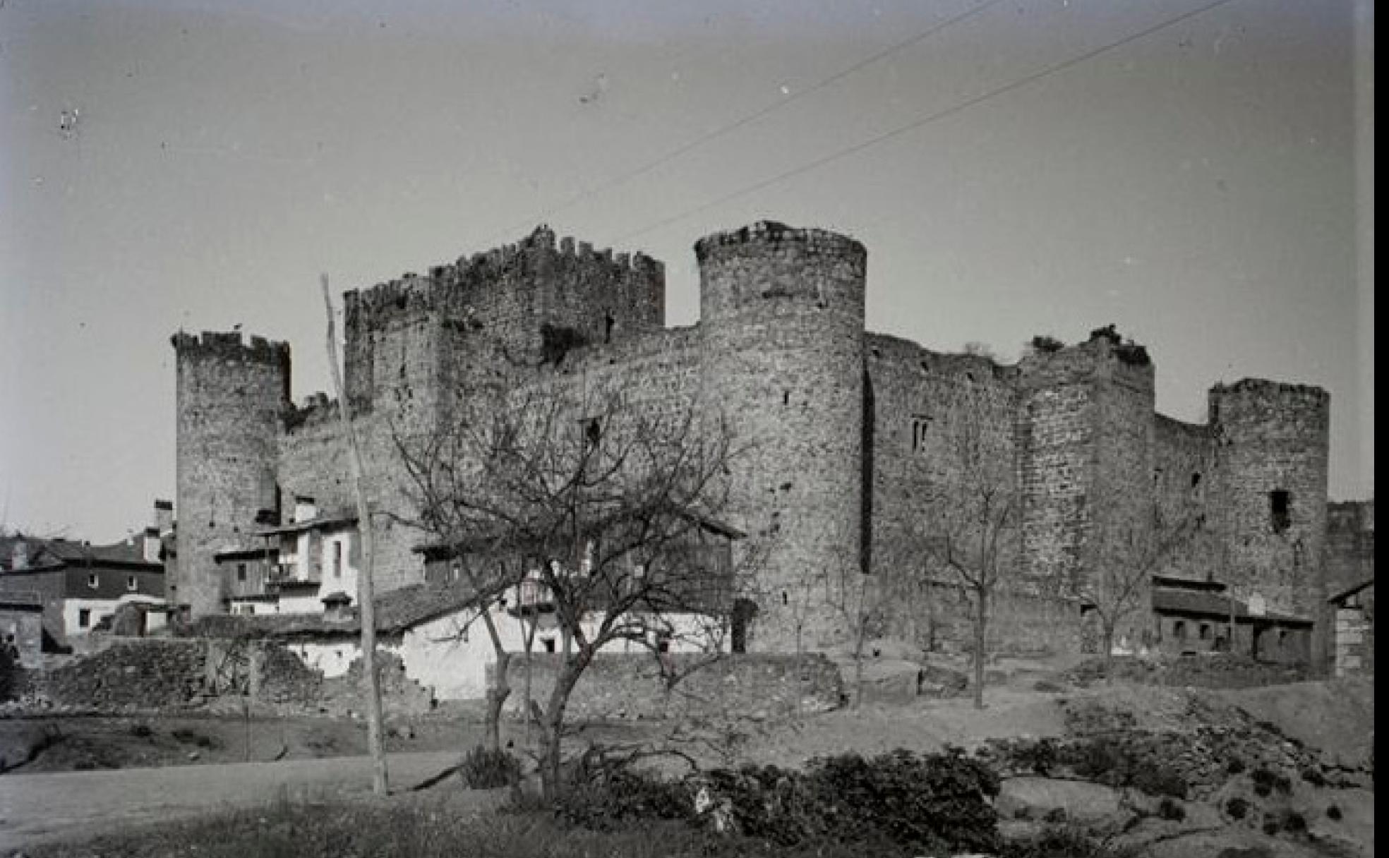 El Castillo de la Triste Condesa, en Arenas de San Pedro, a principios del siglo XX. 