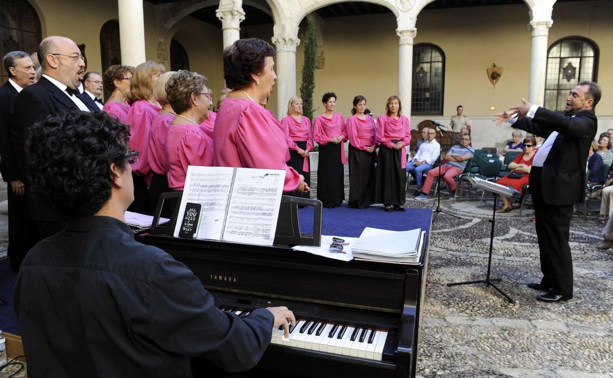 Dorel Murgu, dirigiendo un concierto del Coro de los Amigos de la Zarzuela. 