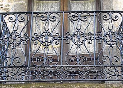 Imagen secundaria 1 - Arriba, Plaza Mayor de Fermoselle vista a través de un arco. Al fondo, la iglesia de Nuestra Señora de la Asunción; Detalle de la reja de un balcón e interior de una bodega subterránea. 