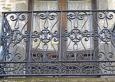 Imagen secundaria 1 - Arriba, Plaza Mayor de Fermoselle vista a través de un arco. Al fondo, la iglesia de Nuestra Señora de la Asunción; detalle de la reja de un balcón e interior de una bodega subterránea.