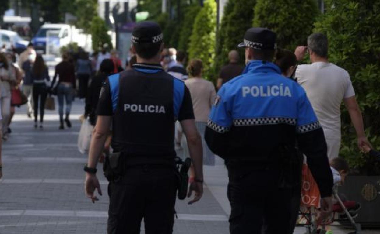 Policías locales patrullas por el centro de Valladolid. 