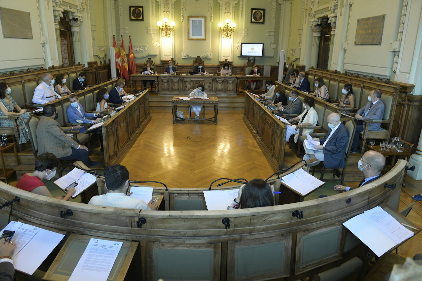 Un nuevo 'toma y daca' entre todos los grupos municipales y Vox, en una sala plenaria en la que los concejales reubicaron sus asientos para mantener la distancia de seguridad y sin la presencia de los medios de comunicación en el centro de la misma