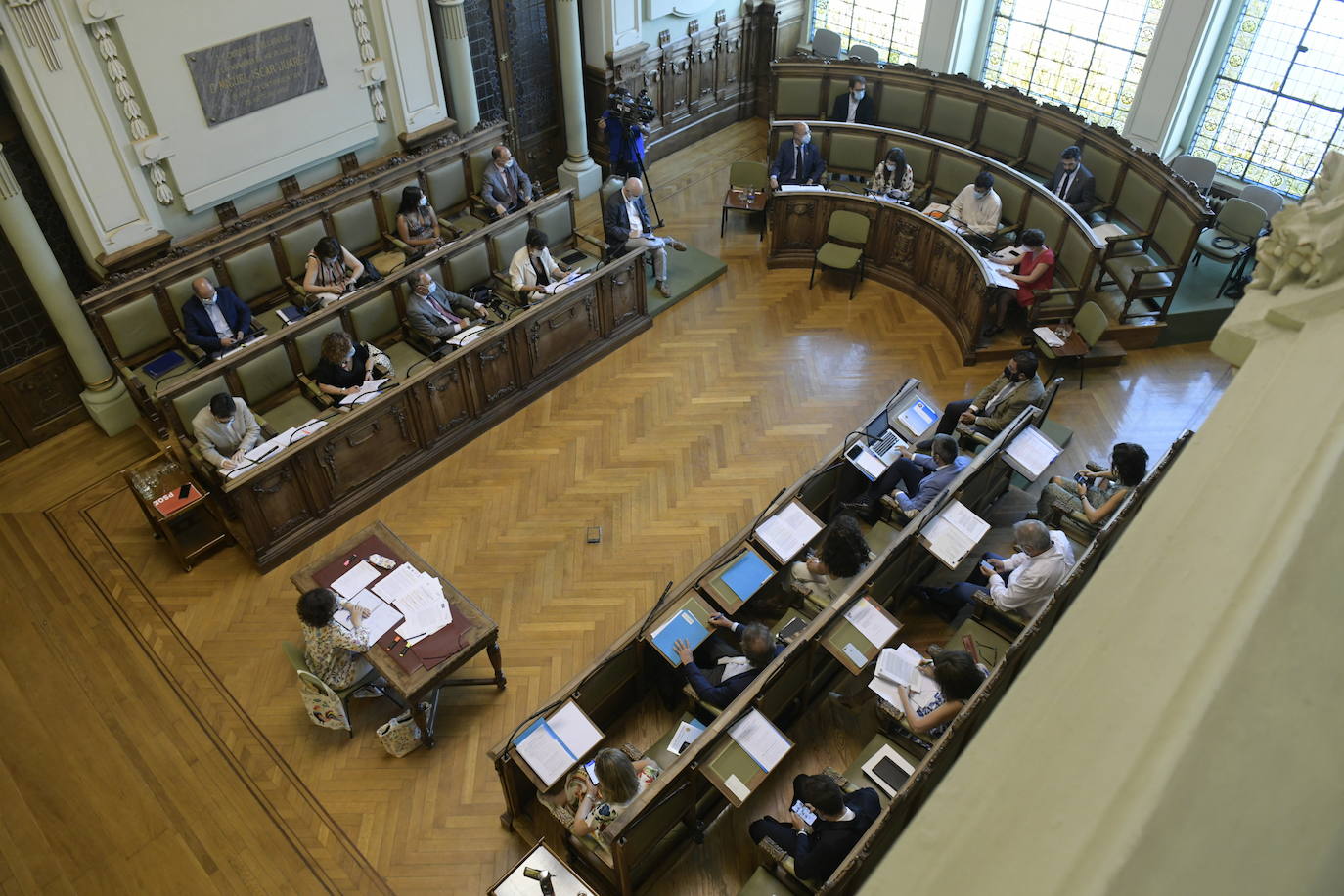 Sala plenaria, con los concejales manteniendo la distancia de seguridad entre ellos. 