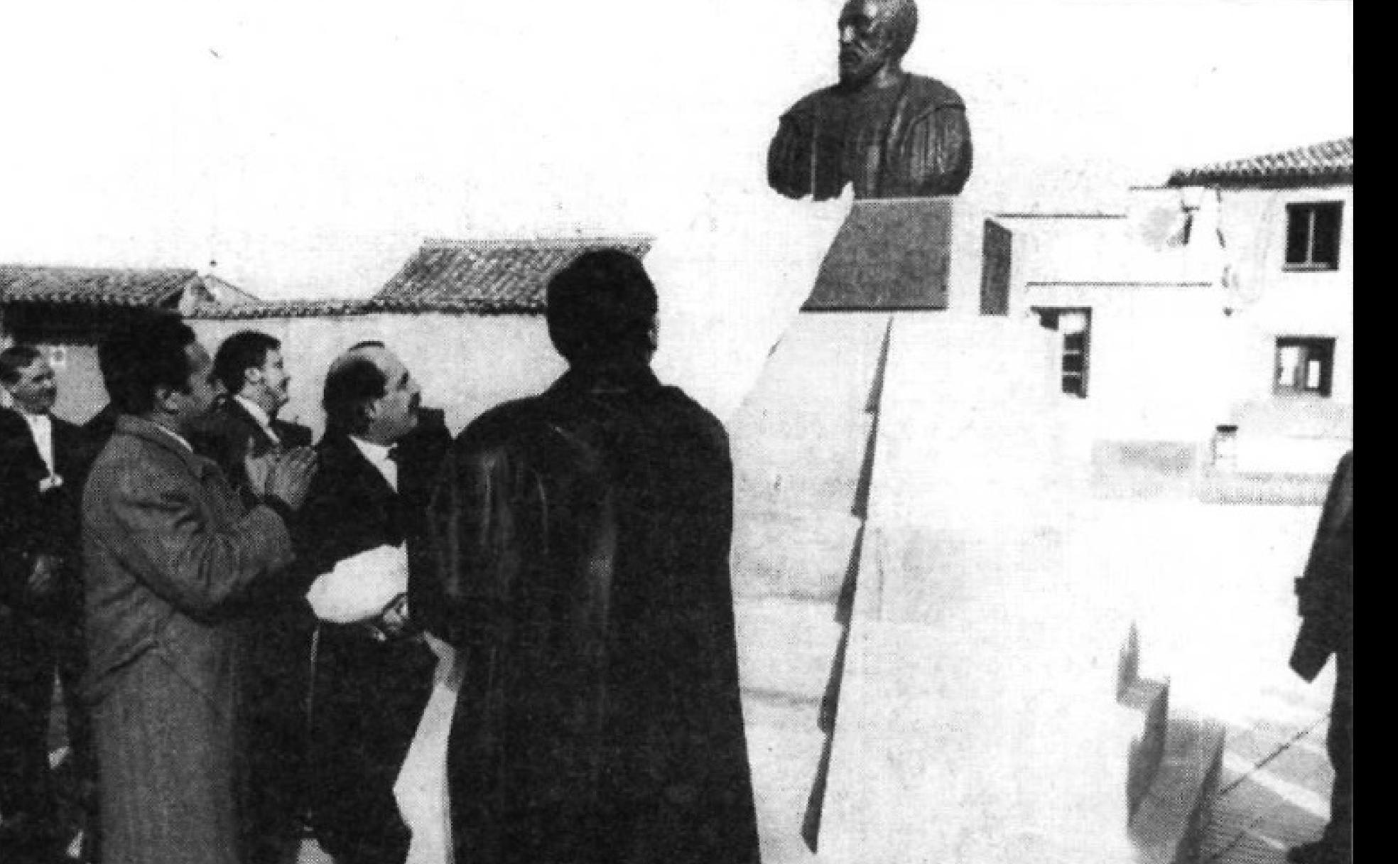 Momento de la inauguración del busto de Diego de Ordás, o de Ordax, en Castroverde de Campos, en 1991. 