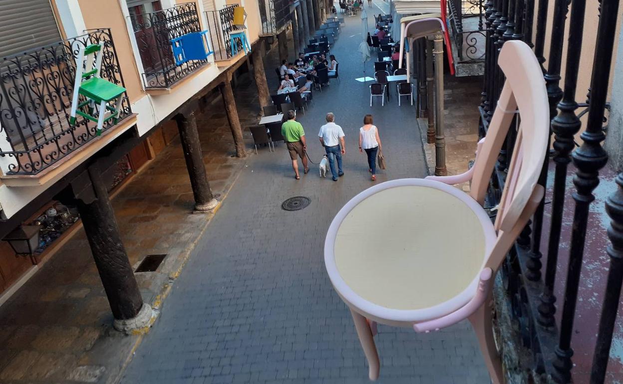 Sillas colgadas en la calle Mayor de Medina de Rioseco.