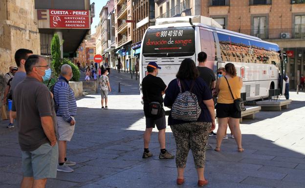 Un grupo de personas esperan para donar sangre, el sábado en la avenida del Acueducto. 