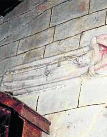 Imagen secundaria 2 - Arriba, mirador con carteles explicativos sobre la calzada romana; hilera de piedras, algunas de ellas parte de miliarios romanos y piedra gótica embutida en un arco de la iglesia.