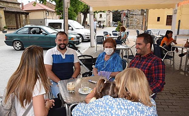 Javier Martín pasa la tarde en una terraza junto a su familia en Velilla del Río Carrión. 