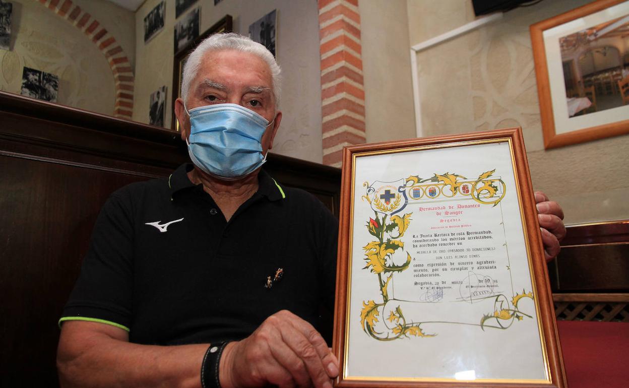 Luis Alonso Dimas, con el diploma recibido por su labor altruista. 