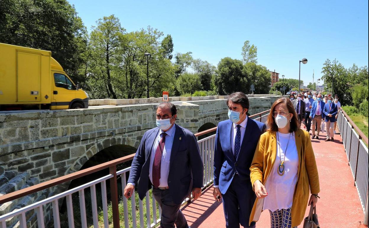 Visita al puente, una vez reparado.