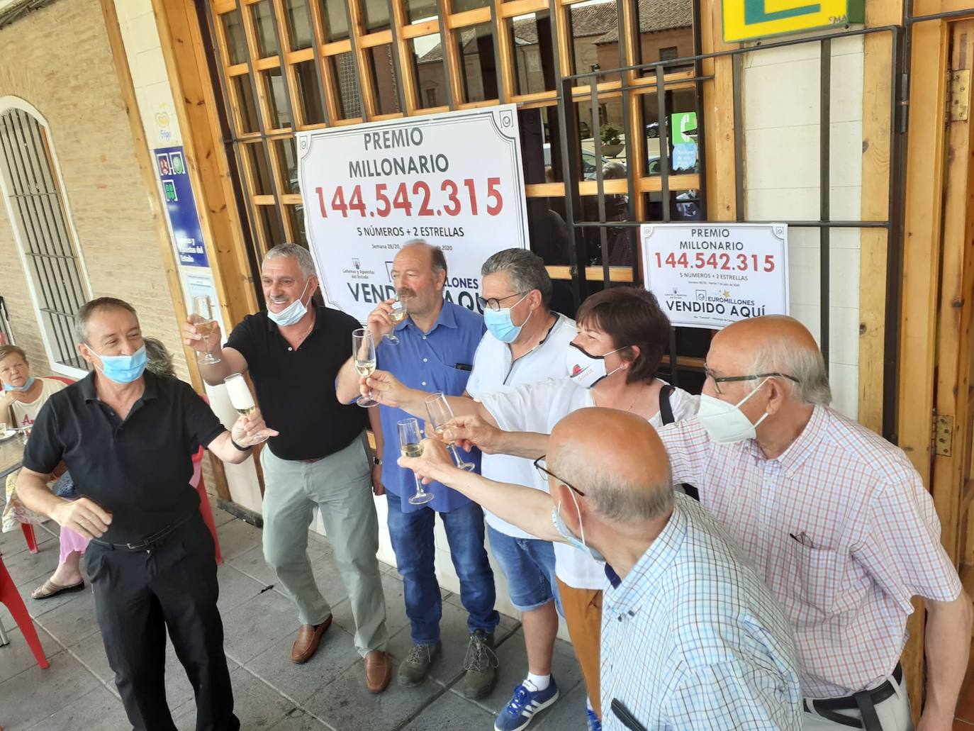 Los miembros de la peña de Mayorga celebran el premio.